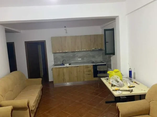 Tirane, jepet me qera 90 m² 300 Euro (Sauk)