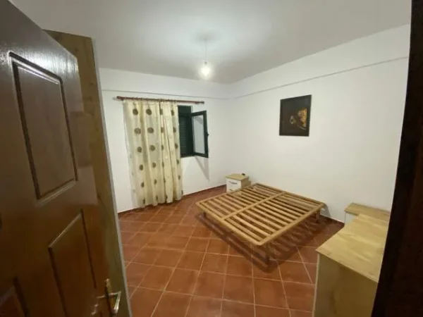 Tirane, jepet me qera 90 m² 300 Euro (Sauk)