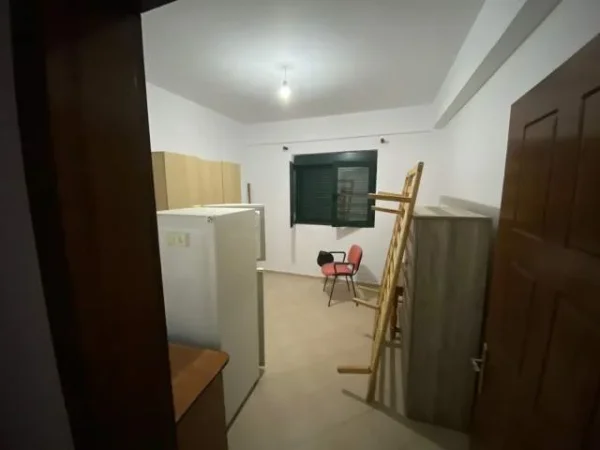 Tirane, jepet me qera 90 m² 300 Euro (Sauk)