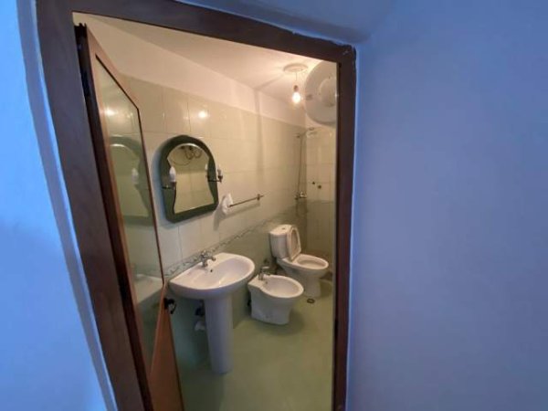 Tirane, jepet me qera 90 m² 300 Euro (Sauk)
