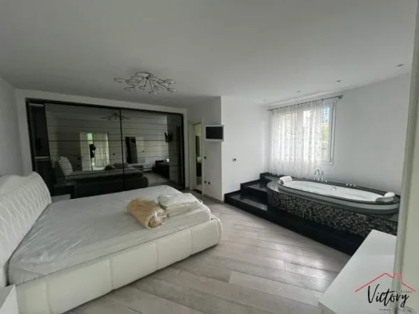 Tirane, jepet me qera apartament 3+1 Kati 2, 197 m² 3.000 Euro (bllok , tirane)