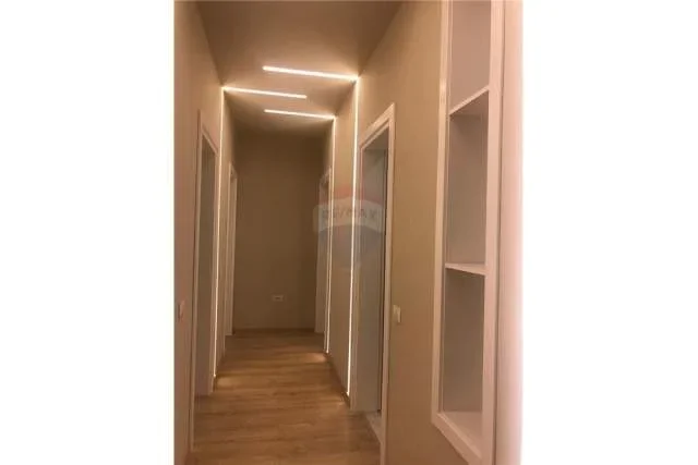 Tirane, jepet me qera apartament 3+1 123 m² 800 Euro (Eleonora)