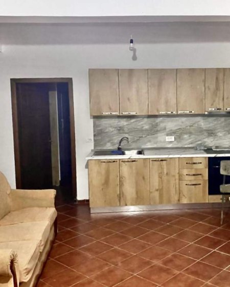 Shqiperi, jepet me qera Kati 1, 90 m² 300 Euro (Sauk)