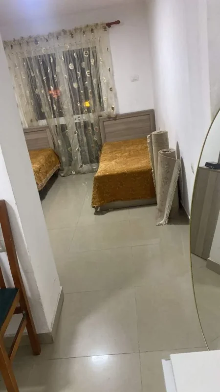 Tirane, jepet me qera garsonier Kati 1, 280 Euro (Rruga Elbasanit)