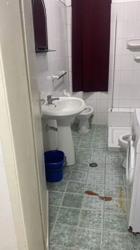 Tirane, jepet me qera garsonier Kati 1, 280 Euro (Rruga Elbasanit)