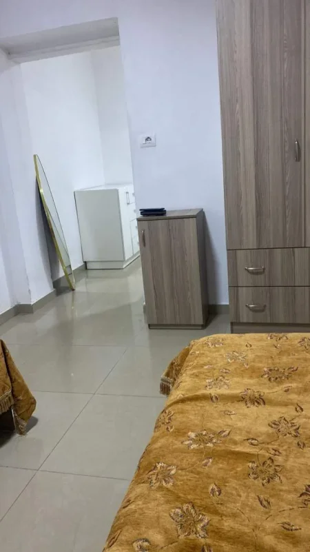 Tirane, jepet me qera garsonier Kati 1, 280 Euro (Rruga Elbasanit)
