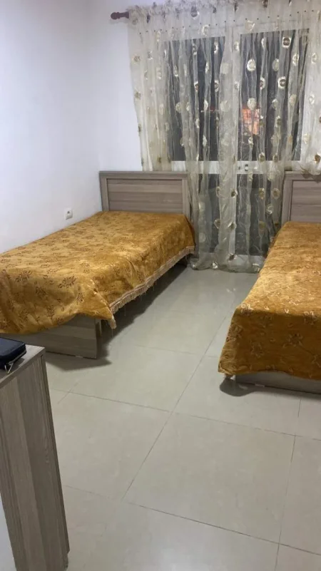 Tirane, jepet me qera garsonier Kati 1, 280 Euro (Rruga Elbasanit)