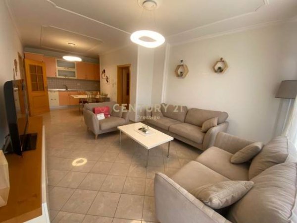 Tirane, jepet me qera apartament 2+1+A+BLK Kati 9, 700 Euro (Perballe fakultetit Juridik)