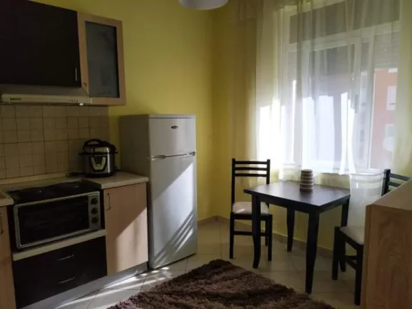 Tirane, jepet me qera apartament 1+1 Kati 5, 50 m² 380 Euro (Bllok Pallatet Agimi)