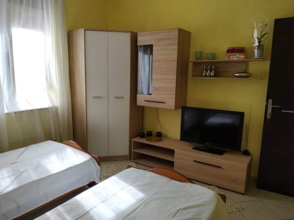 Tirane, jepet me qera apartament 1+1 Kati 5, 50 m² 380 Euro (Bllok Pallatet Agimi)