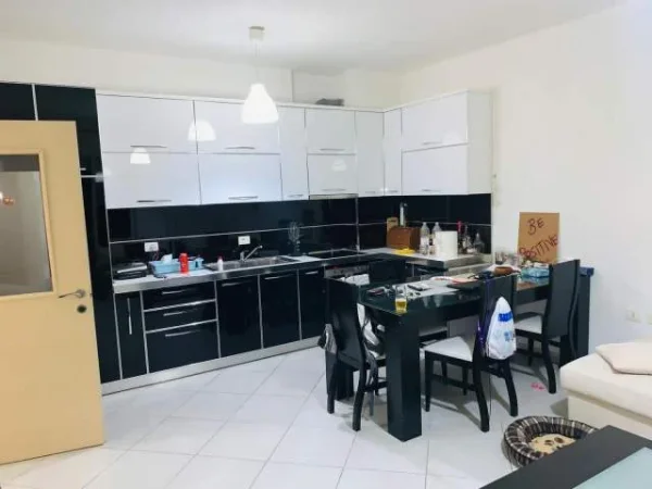 Tirane, jepet me qera apartament 1+1+BLK Kati 3, 70 m² 450 Euro (selite te xhamia)