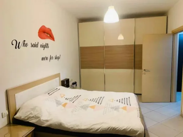 Tirane, jepet me qera apartament 1+1+BLK Kati 3, 70 m² 450 Euro (selite te xhamia)