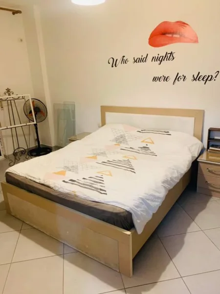Tirane, jepet me qera apartament 1+1+BLK Kati 3, 70 m² 450 Euro (selite te xhamia)