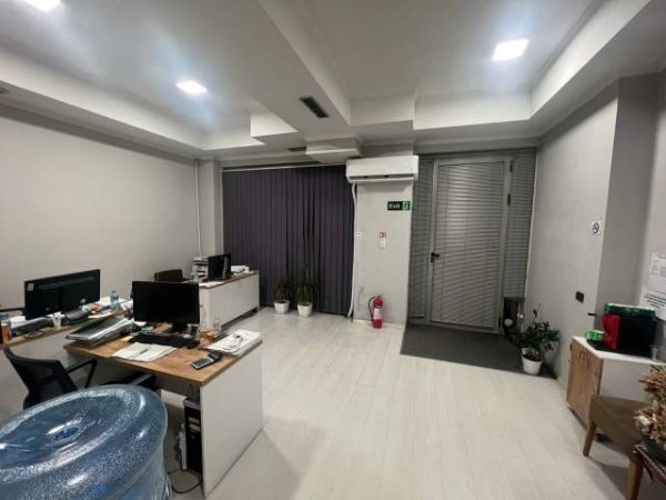 Tirane, jepet me qera dyqan Kati 0, 140 m² 800 Euro (Rruga e Elbasanit)