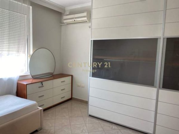 Tirane, jepet me qera apartament 2+1+A+BLK Kati 9, 700 Euro (Perballe fakultetit Juridik)