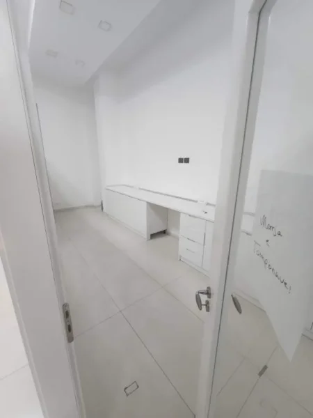 Tirane, jepet me qera dyqan Kati 0, 72 m² 500 Euro (Shkolla Ismail Qemali)