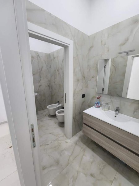 Tirane, jepet me qera dyqan Kati 0, 72 m² 500 Euro (Shkolla Ismail Qemali)