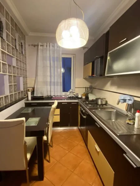 Tirane, jepet me qera Kati 2, 140 m² 40.000 Leke (prane UET)