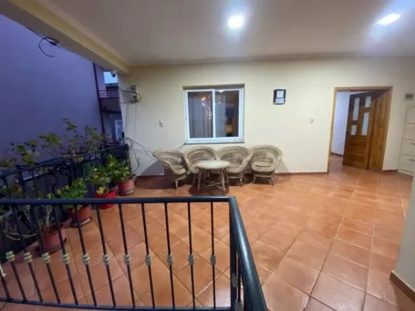 Tirane, jepet me qera Kati 2, 140 m² 40.000 Leke (prane UET)