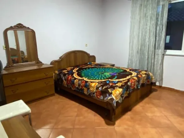 Tirane, jepet me qera Kati 2, 140 m² 40.000 Leke (prane UET)