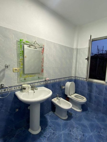 Tirane, jepet me qera Kati 2, 140 m² 40.000 Leke (prane UET)