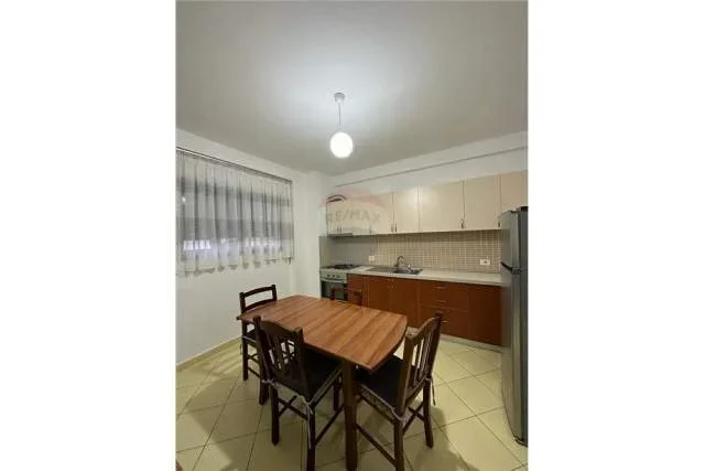 Tirane, jepet me qera apartament 2+1 Kati 4, 130 m² 350 Euro (Kopshti Botanik)
