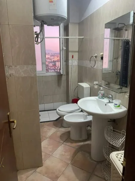 Tirane, jepet me qera apartament 1+1 Kati 10, 57 m² 350 Euro (rruga kongresi manastirit)