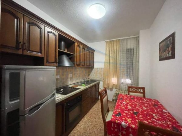 Tirane, jepet me qera apartament 2+1 Kati 4, 118 m² 500 Euro (Pallati me Shigjeta)