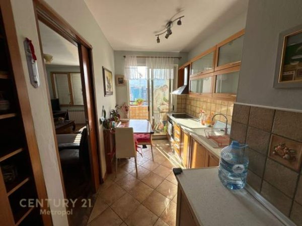 Tirane, jepet me qera apartament 2+1 Kati 10, 113 m² 800 Euro (rruga e kosovareve)