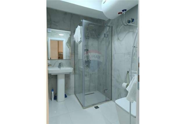 Tirane, jepet me qera apartament 1+1 Kati 4, 50 m² 450 Euro (Ali Dem)