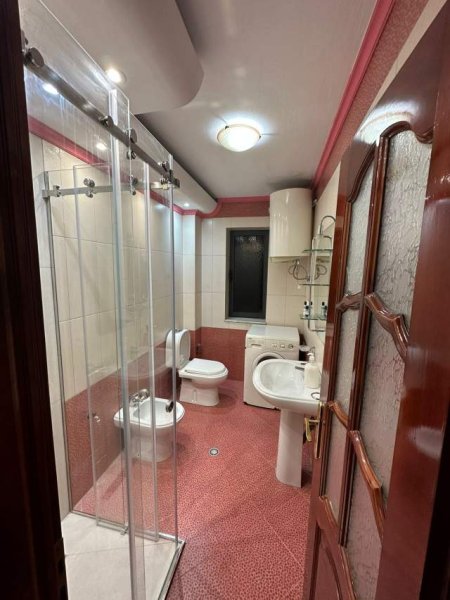 Tirane, jepet me qera apartament 2+1+BLK Kati 1, 600 Euro (Rruga Karl Gega)