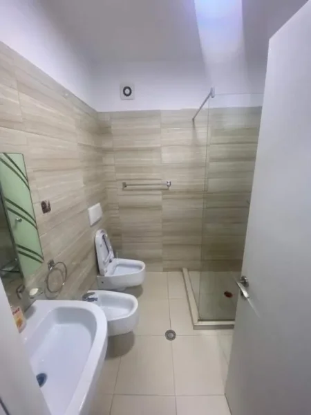 Tirane, jepet me qera apartament 1+1 Kati 3, 65 m² 400 Euro (rruga zallit)