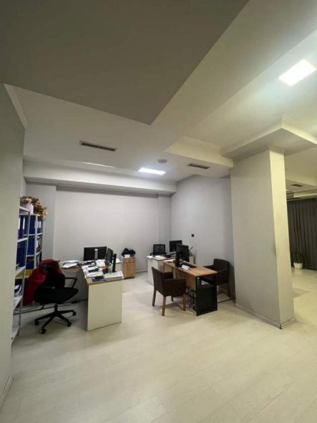 Tirane, jepet me qera ambjent biznesi Kati 0, 115 m² 800 Euro (📍Rruga Elbasanit, pranë Rreth Rrotullimit të Faku)