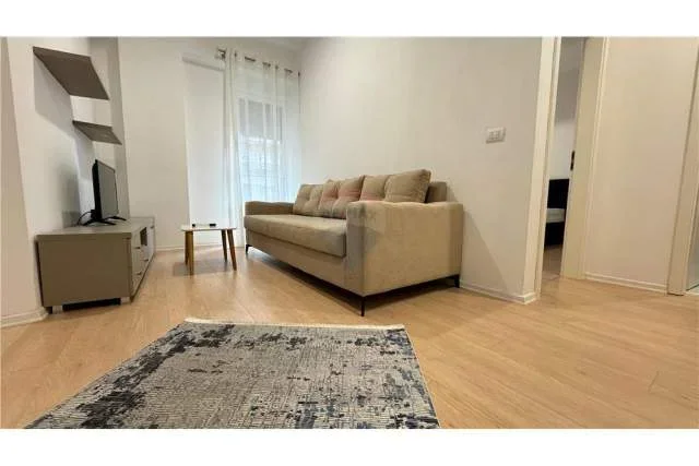 Tirane, jepet me qera apartament 1+1 Kati 3, 68 m² 400 Euro (Stacioni i Trenit)