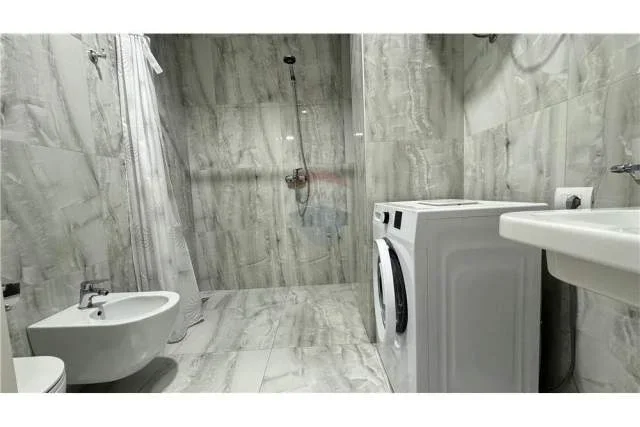 Tirane, jepet me qera apartament 1+1 Kati 3, 68 m² 400 Euro (Stacioni i Trenit)