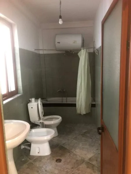 Tirane, jepet me qera Vile 2+1 Kati 2, 110 m² 30.000 Leke (Xhamlliku)