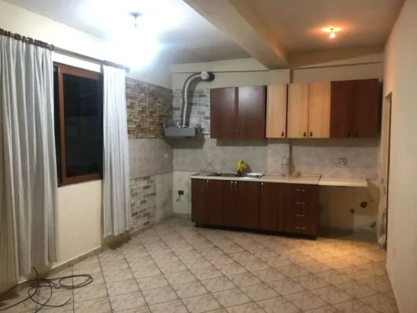 Tirane, jepet me qera Vile 2+1 Kati 2, 110 m² 30.000 Leke (Xhamlliku)