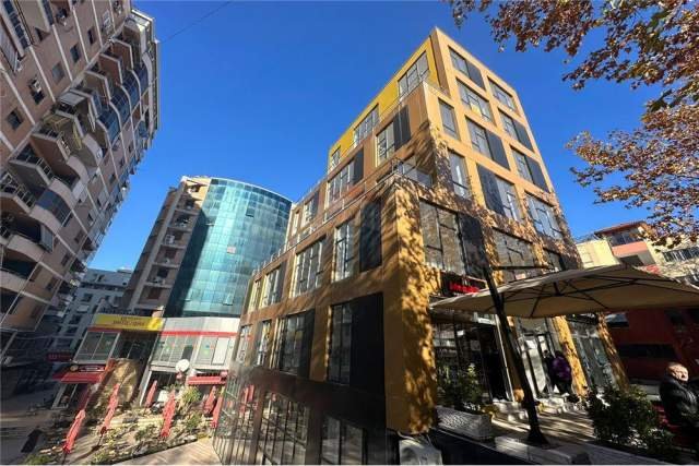 Tirane, jepet me qera ambjent biznesi Kati 3, 236 m² 3.500 Euro