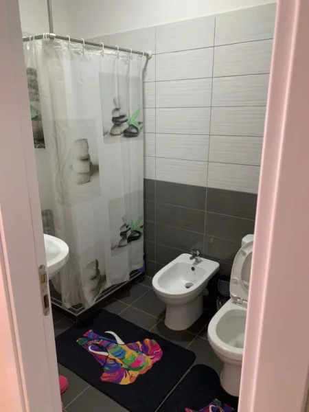 Tirane, jepet me qera apartament 1+1 Kati 5, 70 m² 450 Euro tek Golden Parku