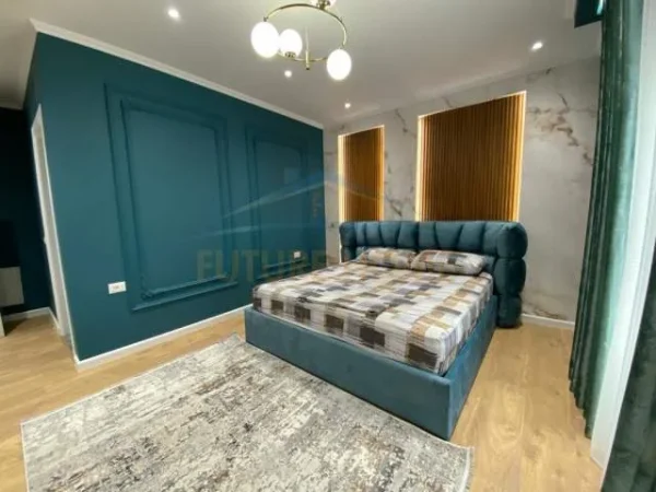 Tirane, jepet me qera apartament 2+1 Kati 3, 136 m² 900 Euro (Farke)