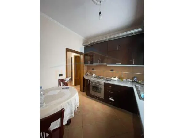 Tirane, jepet me qera apartament 2+1+BLK Kati 4, 85 m² 450 Euro (Rruga Rrapo Hekali)