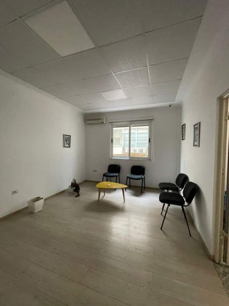 Tirane, jepet me qera ambjent biznesi Kati 2, 112 m² 700 Euro (Qender)