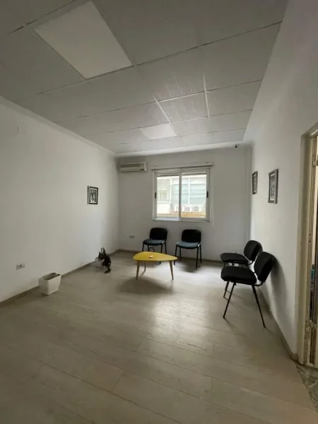 Tirane, jepet me qera ambjent biznesi Kati 2, 112 m² 700 Euro (Qender)