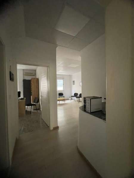 Tirane, jepet me qera ambjent biznesi Kati 2, 112 m² 700 Euro (Qender)