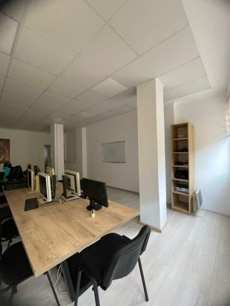 Tirane, jepet me qera ambjent biznesi Kati 2, 112 m² 700 Euro (Qender)