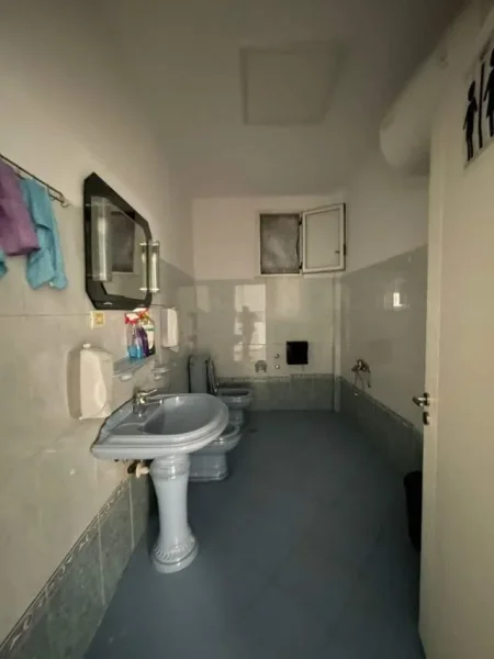 Tirane, jepet me qera ambjent biznesi Kati 2, 112 m² 700 Euro (Qender)