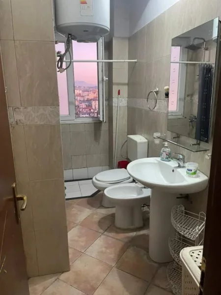 Tirane, jepet me qera apartament Kati 10, 57 m² 35.000 Leke (UET)