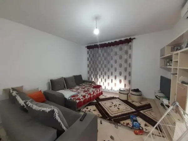 Tirane, jepet me qera 77 m² 500 Euro (Komuna e Parisit)