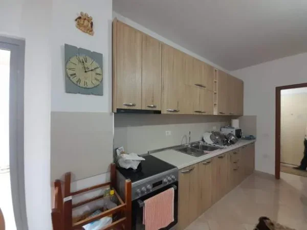 Tirane, jepet me qera 77 m² 500 Euro (Komuna e Parisit)