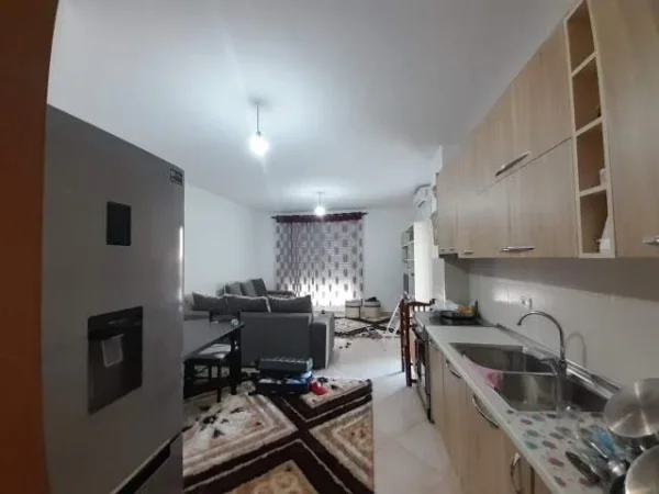 Tirane, jepet me qera 77 m² 500 Euro (Komuna e Parisit)